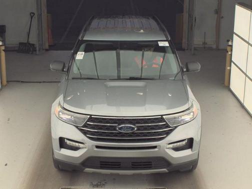 Iconic Silver Metallic 2022 Ford Explorer XLT