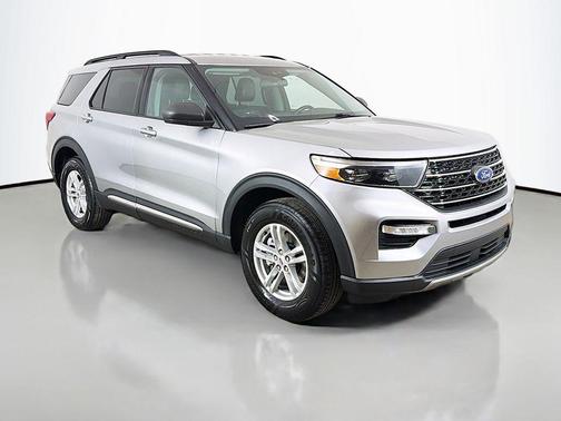 Iconic Silver Metallic 2022 Ford Explorer XLT