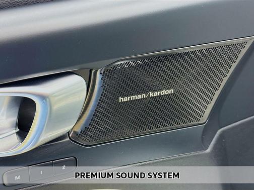 2024 Volvo XC40 B5 Plus Bright Theme