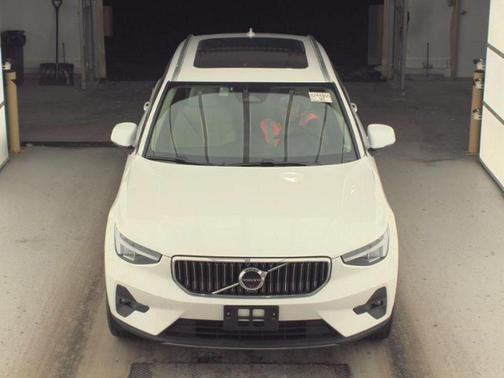 2024 Volvo XC40 B5 Plus Bright Theme