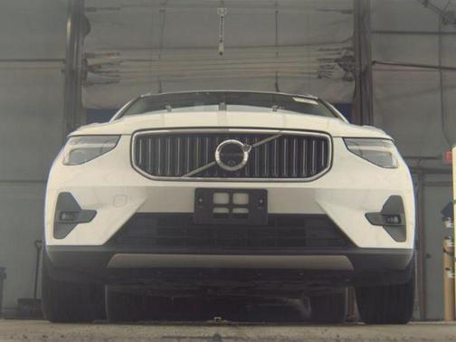 2024 Volvo XC40 B5 Plus Bright Theme