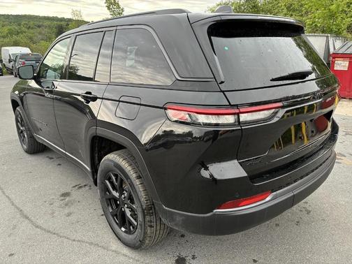 Diamond Black 2026 Jeep Grand Cherokee Laredo