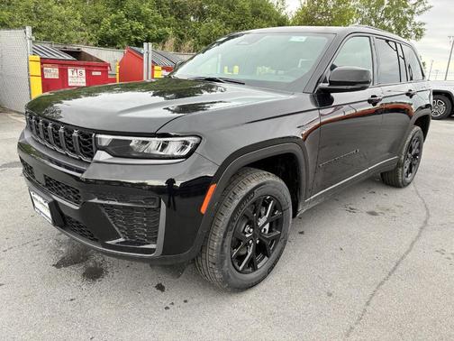 Diamond Black 2026 Jeep Grand Cherokee Laredo