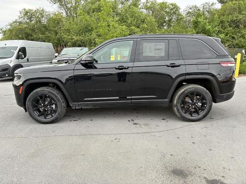 Diamond Black 2026 Jeep Grand Cherokee Laredo