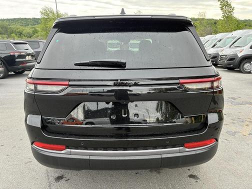 Diamond Black 2026 Jeep Grand Cherokee Laredo