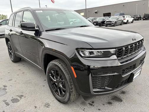 Diamond Black 2026 Jeep Grand Cherokee Laredo