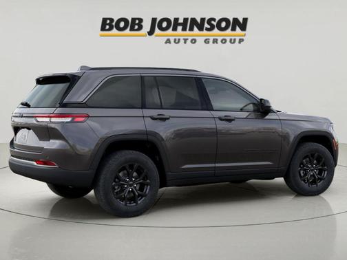 Metallic 2026 Jeep Grand Cherokee Laredo