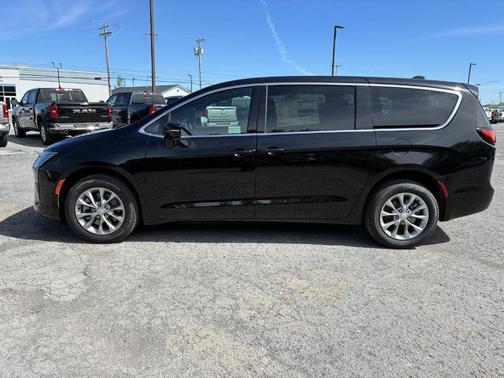 Diamond Black 2027 Chrysler Pacifica SELECT