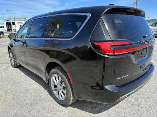 Diamond Black 2027 Chrysler Pacifica SELECT