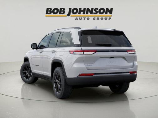 Bright White Clearcoat 2026 Jeep Grand Cherokee Laredo