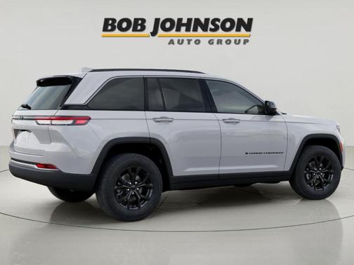 Bright White Clearcoat 2026 Jeep Grand Cherokee Laredo