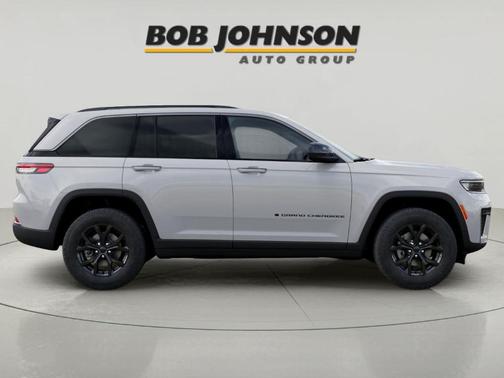 Bright White Clearcoat 2026 Jeep Grand Cherokee Laredo