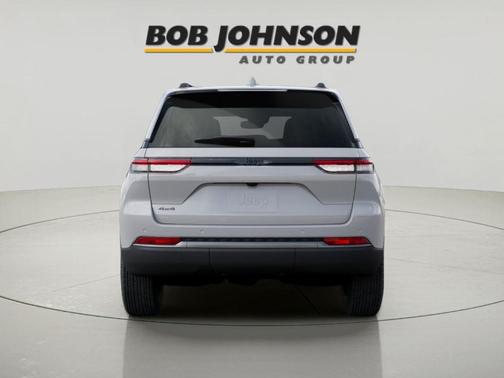 Bright White Clearcoat 2026 Jeep Grand Cherokee Laredo