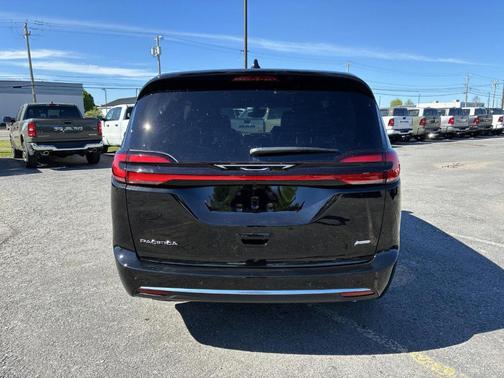 Diamond Black 2027 Chrysler Pacifica SELECT