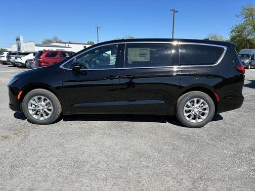 Diamond Black 2027 Chrysler Pacifica SELECT