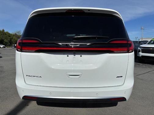 Bright White Clearcoat 2027 Chrysler Pacifica SELECT