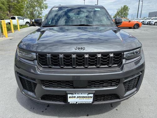 Metallic 2026 Jeep Grand Cherokee Laredo