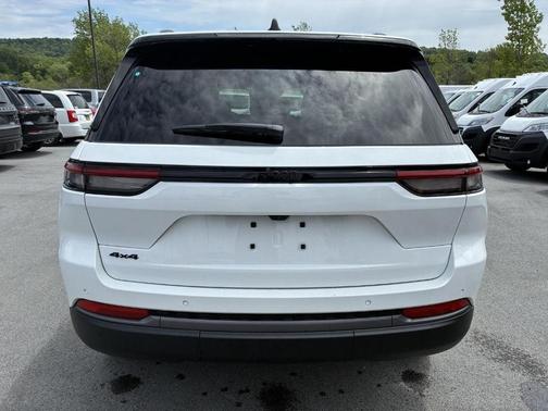 Bright White Clearcoat 2026 Jeep Grand Cherokee Laredo