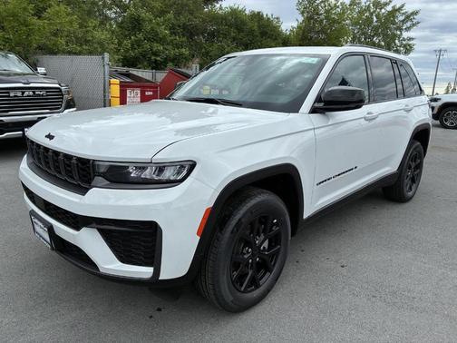 Bright White Clearcoat 2026 Jeep Grand Cherokee Laredo