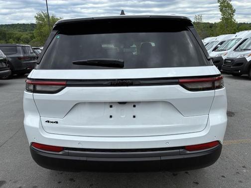 Bright White Clearcoat 2026 Jeep Grand Cherokee Laredo