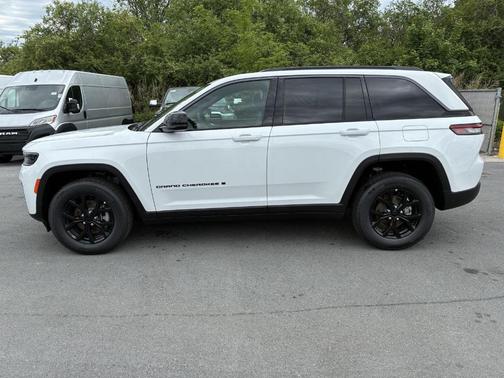 Bright White Clearcoat 2026 Jeep Grand Cherokee Laredo