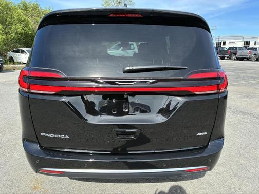 Diamond Black 2027 Chrysler Pacifica SELECT