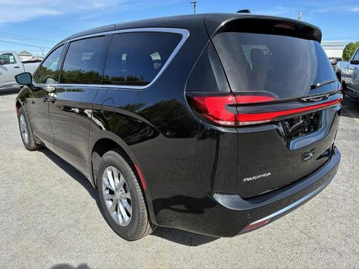 Diamond Black 2027 Chrysler Pacifica SELECT