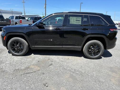 Diamond Black 2026 Jeep Grand Cherokee Laredo