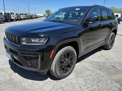 Diamond Black 2026 Jeep Grand Cherokee Laredo