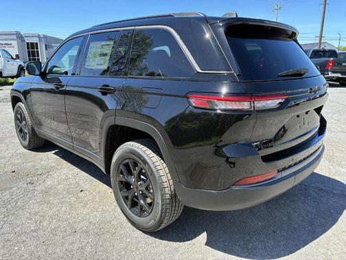 Diamond Black 2026 Jeep Grand Cherokee Laredo