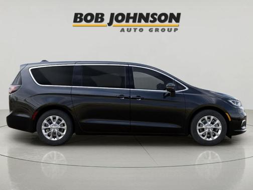 Diamond Black 2026 Chrysler Pacifica Limited