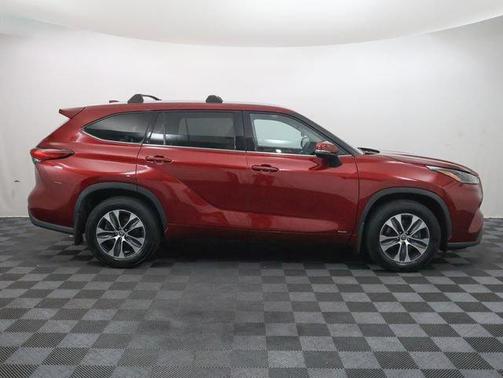 Ruby Flare Pearl 2022 Toyota Highlander Hybrid XLE