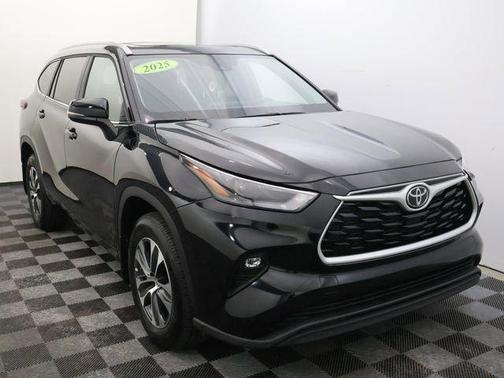 Midnight Black 2025 Toyota Highlander XLE