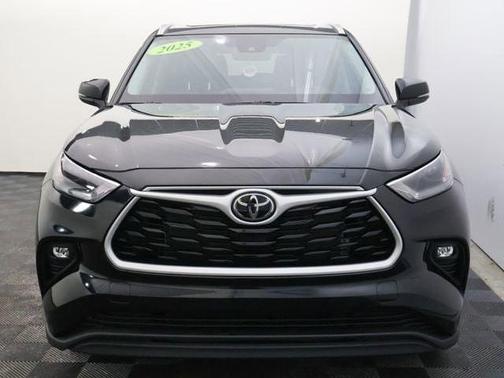 Midnight Black 2025 Toyota Highlander XLE