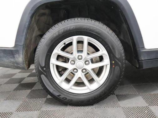 Bright White 2022 Jeep Grand Cherokee L Laredo