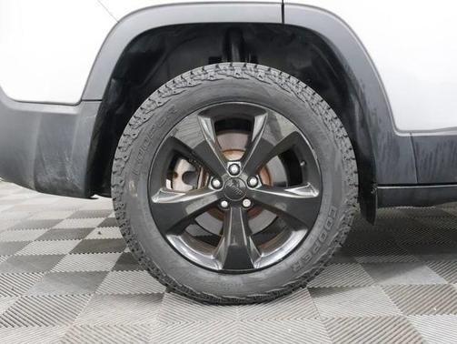 Silver 2019 Jeep Cherokee Latitude Plus