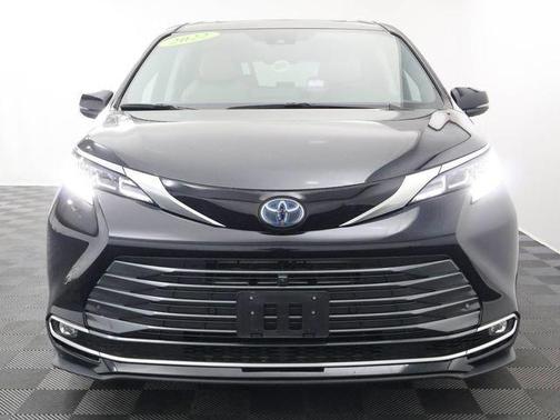 Midnight Black 2022 Toyota Sienna Limited