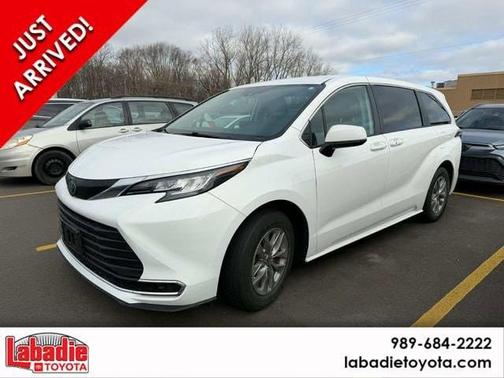 2023 Toyota Sienna LE