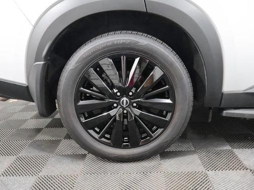 Brilliant Silver 2025 Nissan Pathfinder Platinum