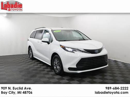 White 2024 Toyota Sienna LE