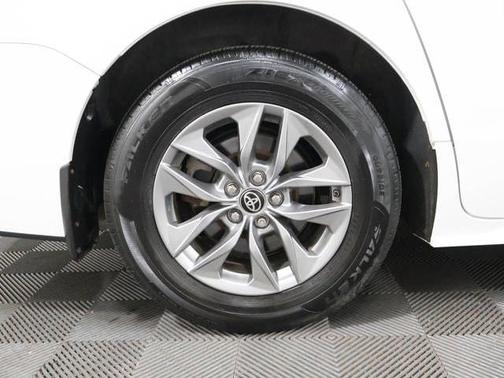 White 2024 Toyota Sienna LE