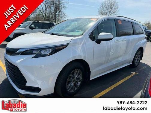White 2024 Toyota Sienna LE