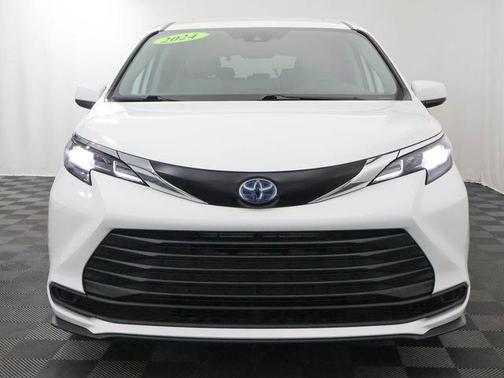 White 2024 Toyota Sienna LE