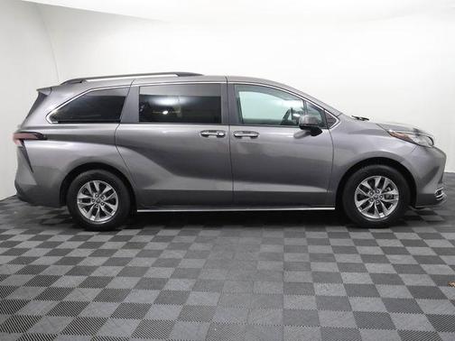 2023 Toyota Sienna XLE
