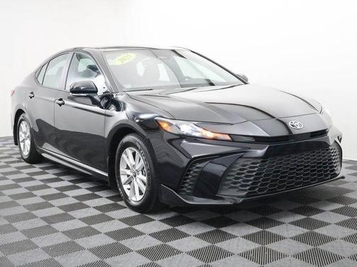 Black 2025 Toyota Camry SE