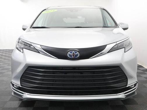 Celestial Silver 2024 Toyota Sienna XLE