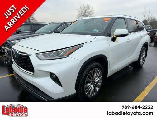 2022 Toyota Highlander Hybrid Platinum