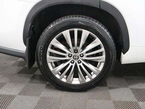 White 2022 Toyota Highlander Hybrid Platinum