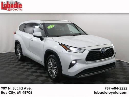 White 2022 Toyota Highlander Hybrid Platinum