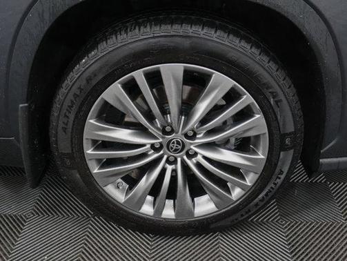 Magnetic Gray Metallic 2021 Toyota Highlander Platinum